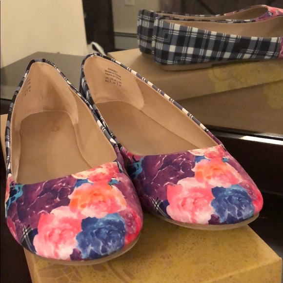 NEW Floral/Checkered Patterned Flats! - Picture 2 of 3